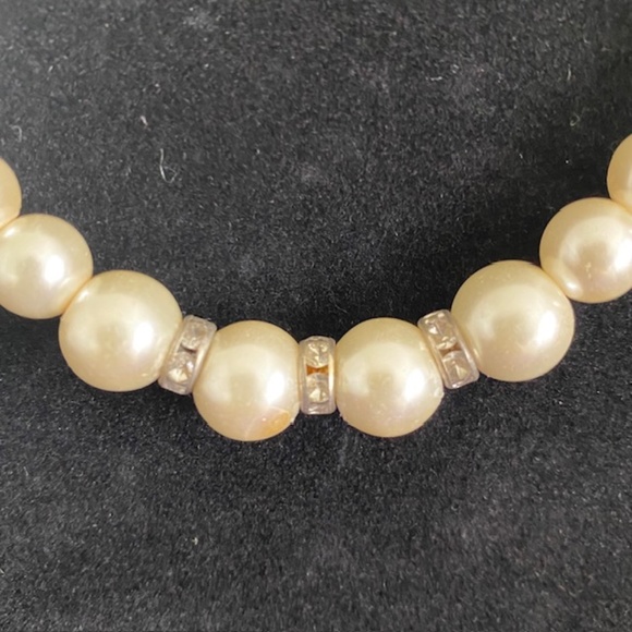 Vintage Tapered Faux Pearl Necklace Lobster Clasp Off White Pearls Rhinestones - Picture 2 of 4